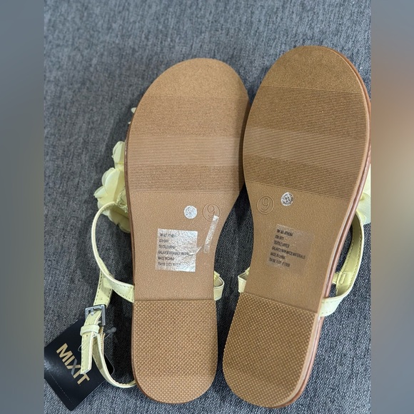 NWT MIXIT Light Yellow Floral Sandals - Picture 3 of 3